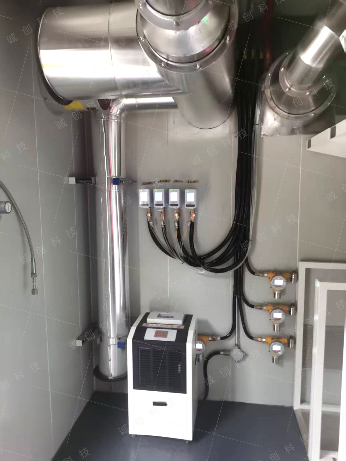 毒腐移動氣站中的溫度、濕度控制箱